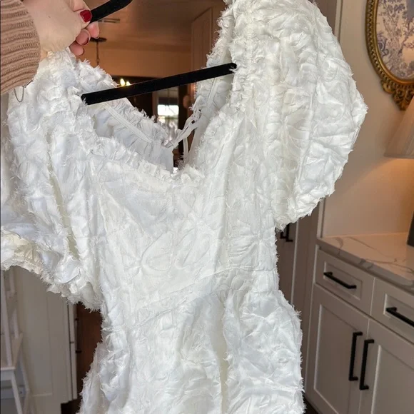 Elegant White Tiered Dress - Picture 2 of 3